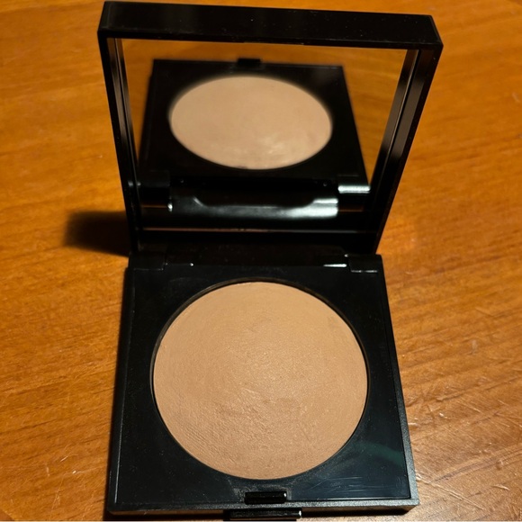Laura Mercier Matte Radiance Baked Powder Compact Bronzer - Picture 5 of 13